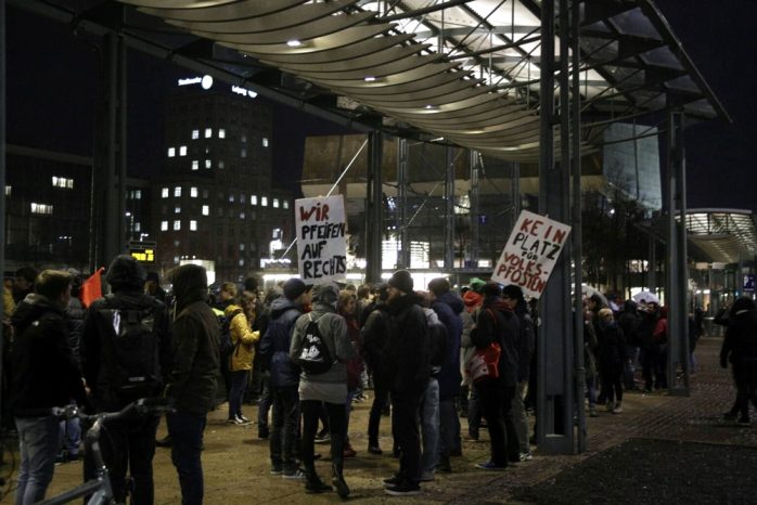 17:10 Uhr: Die anderen warten im Trockenen. Foto: L-IZ.de