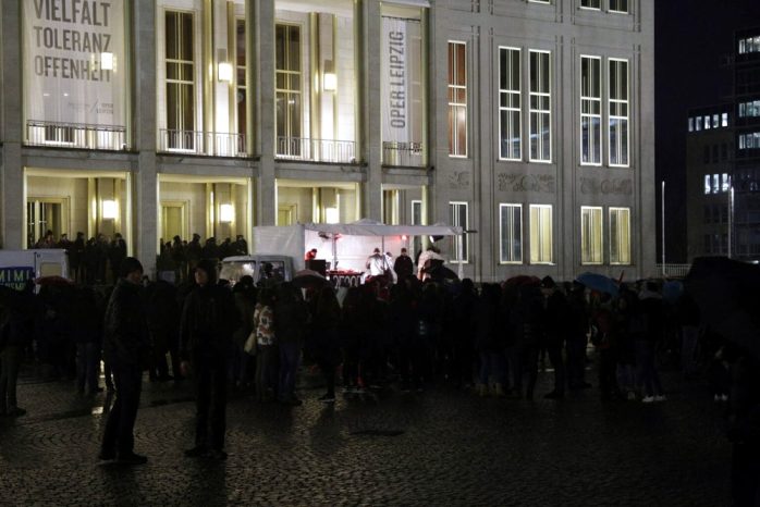 17:10 Uhr: Die einen wagen sich ins Nass auf dem Augustusplatz. Foto: L-IZ.de