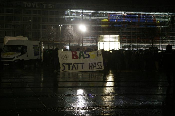 17:20 Uhr: "Bass statt Hass" - NoLegida ist ebenfalls eingetroffen. Foto: L-IZ.de