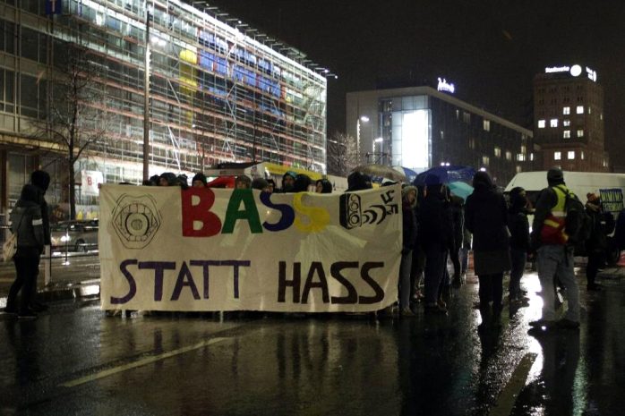 17:40 Uhr: Das Fronttansparent der Nolegida-/Leipzig nimmt Platz-Demo, hier Höhe Alte Post. Foto: L-IZ.de
