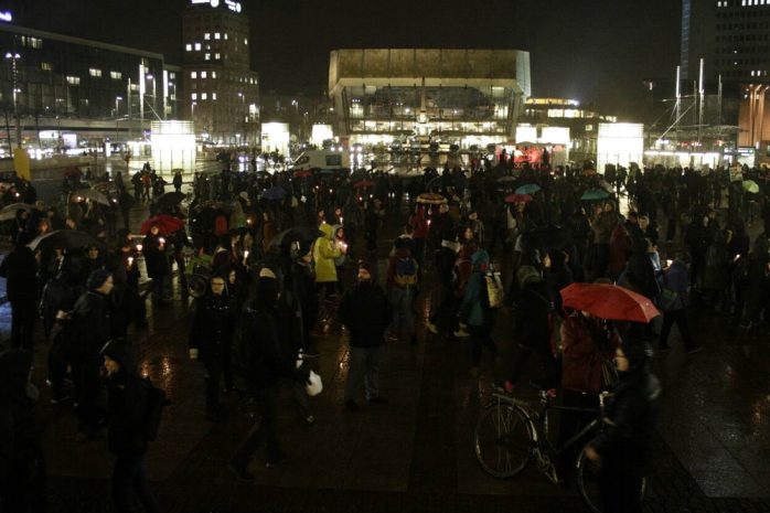 17:40 Uhr: Die Kerzen werden langsam mehr auf dem Augustusplatz, während in der Nikolaikirche noch das Friedensgebet läuft. Foto: L-IZ.de