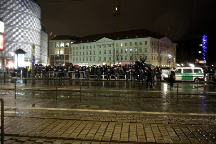 18:25 Uhr: Die Polizei trennt heute großzügig. Foto: L-IZ.de