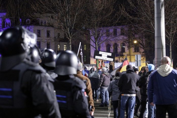 Aus den Liveberichten der L-IZ.de -19:47 Uhr: Freiheit für Deutschland. Hier fühlt man sich besetzt bei Legida. Foto: L-IZ.de