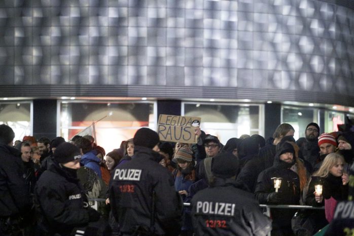19:49 Uhr: Laute LEGIDA-raus-Rufe. Foto: L-IZ.de