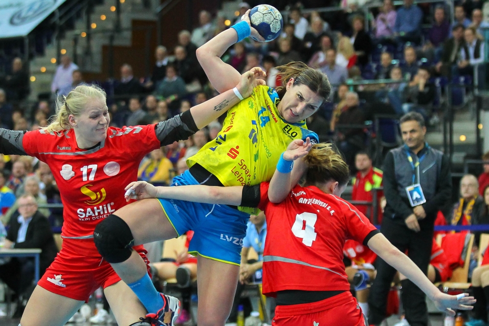 Lange Zeit hatte der HCL um seine Kapitänin Karolina Kudlacz-Gloc erhebliche Schwierigkeiten, die Abwehrlücken zu finden. Foto: Jan Kaefer