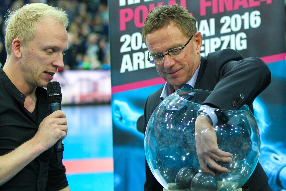 Unter den prüfenden Blicken von Hallensprecher Sascha Röser loste RB-Trainer Ralf Rangnick in der Halbzeitpause die Halbfinals im DHB-Pokal aus. Foto: Jan Kaefer