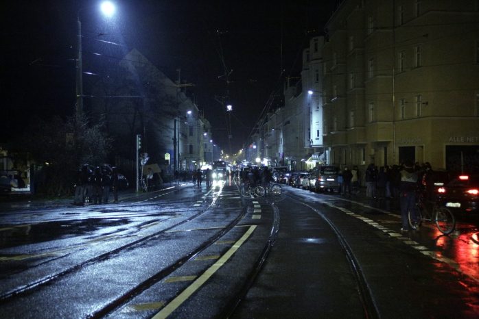 22:43 Uhr: Gesperrte Wolfgang-Heinze-Straße. Foto: L-IZ.de