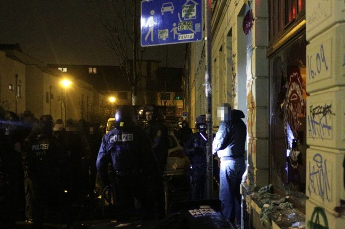 22:59 Uhr: Direkt neben dem zerstörten König Heinz führte die Polizei die Maßnahmen gegen die Gewalttäter durch. Foto: L-IZ.de