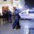 23:12 Uhr: Die Polizei führt die Randalierer ab. Foto: L-IZ.de