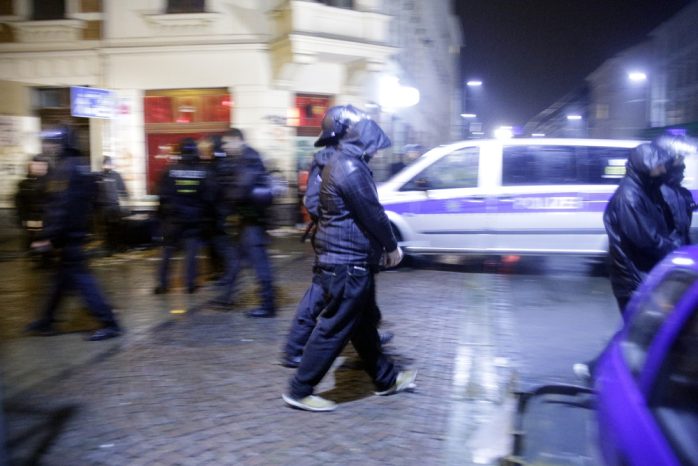 23:12 Uhr: Die Polizei führt die Randalierer ab. Foto: L-IZ.de