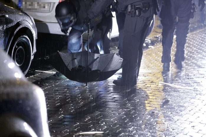 23:17 Uhr: Spurensicherung im Regen. Foto: L-IZ.de