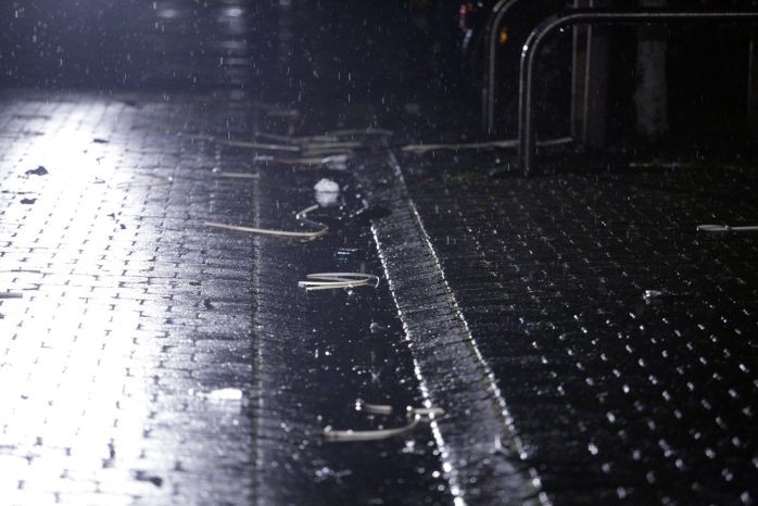 23:18 Uhr: Kabelbinder - alle Tatverdächtigen wurden gefesselt und mussten auf den Abtransport warten. Foto: L-IZ.de