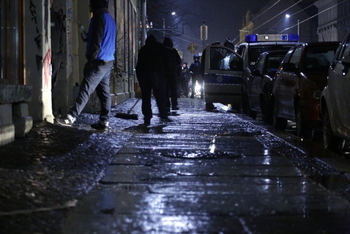 23:19 Uhr: Aufräumarbeiten nachdem der Mob gewütet hat. Foto: L-IZ.de