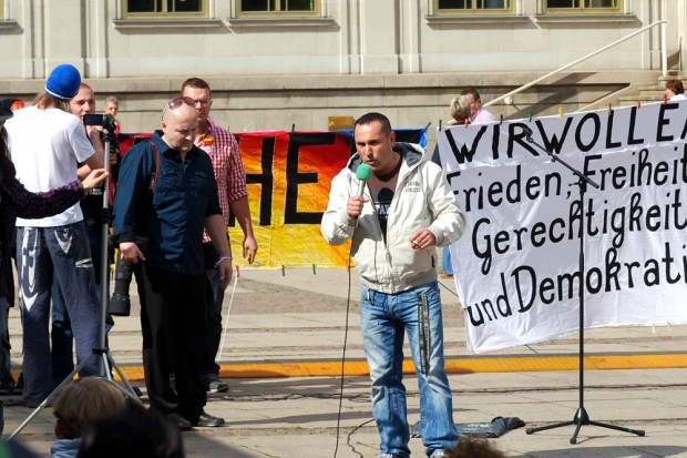 Am gleichen Tag, als man auf dem "Sonntagsspaziergang" Vorträge hält: Stephane Simon, welcher später bei Pegida seinem Hass gegen Juliane Nagel (Die Linke) freien Lauf lässt. Foto: L-IZ.de