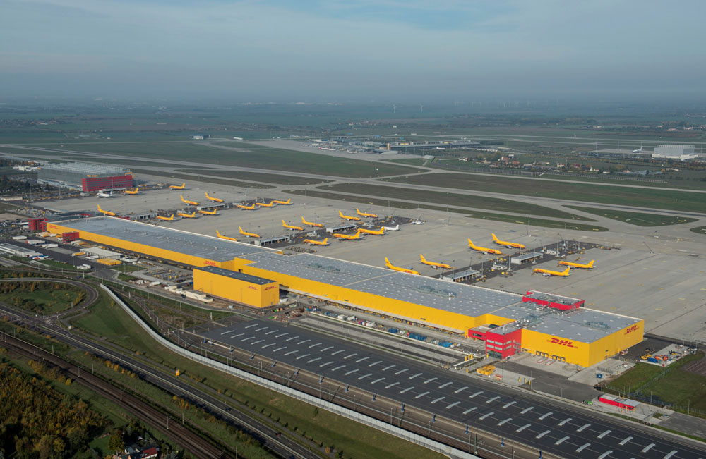 Leipzig Halle Airport Luftbild mit DHL Areal und Terminalbereich. Foto: U. Schoßig