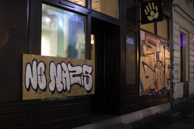 An einigen notdürftigen Reparaturarbeiten wurden bereits Graffitis angebracht. Foto: Alexander Böhm