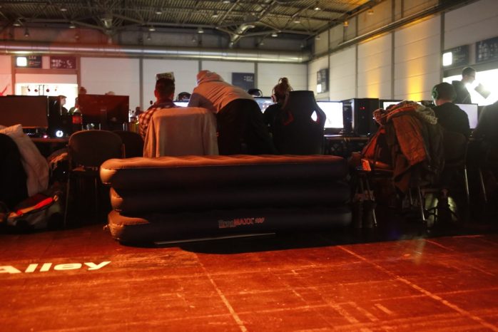 Auf der LAN hat man sich für die Nacht eingerichtet. Foto: Alexander Böhm