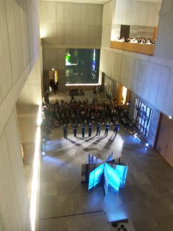 Bühne mit Zuschauerrängen: Rund 200 Neugierige wollten sehen, wie man ein Museum vertanzt. Foto: Karsten Pietsch