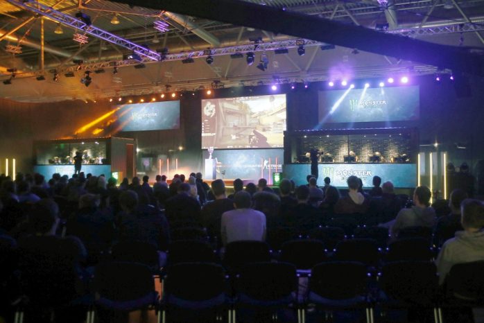 Besucher verfolgen ein Turnier. Foto: Alexander Böhm