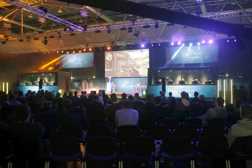 Besucher verfolgen ein Turnier. Foto: Alexander Böhm