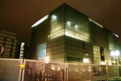 Wenn es draußen dunkelt, leuchten im Museum die Funktionsräume und die Leuchtstoffröhren-Zündkerze. Foto: Karsten Pietsch