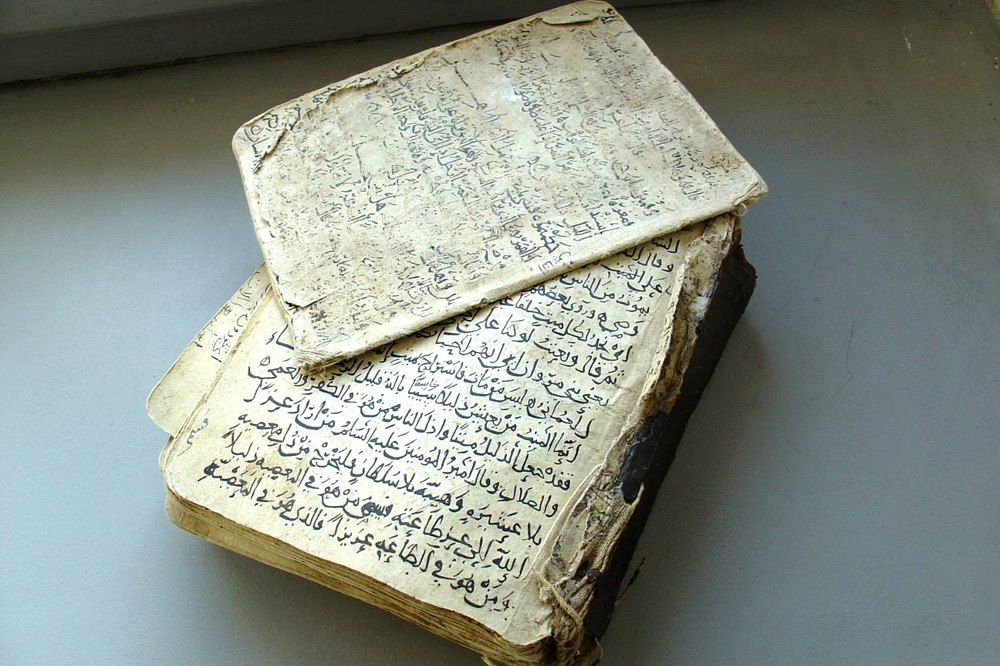 Ältestes Textzeugnis schiitischer Ismailiten in der Universitätsbibliothek: Vor ihrer Restaurierung im Jahre 2006 war der fragmentarische Charakter der Handschrift noch deutlich zu sehen. Foto: UB Leipzig