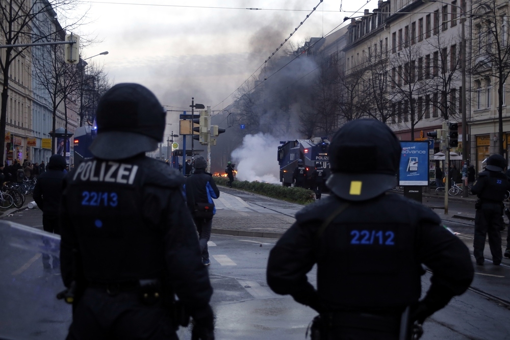Die Polizei als Feuerwehr und selbst teils fassungslos. Foto: Alexander Böhm