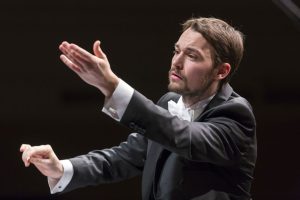 Preisträger Dominic Limburg dirigiert das Orchester der Musikalischen Komödie Leipzig. Foto: Tom Schulze