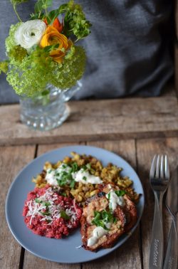 Rote-Bete-Hirsotto mit allerlei leckeren Beilagen. Foto: Maike Klose