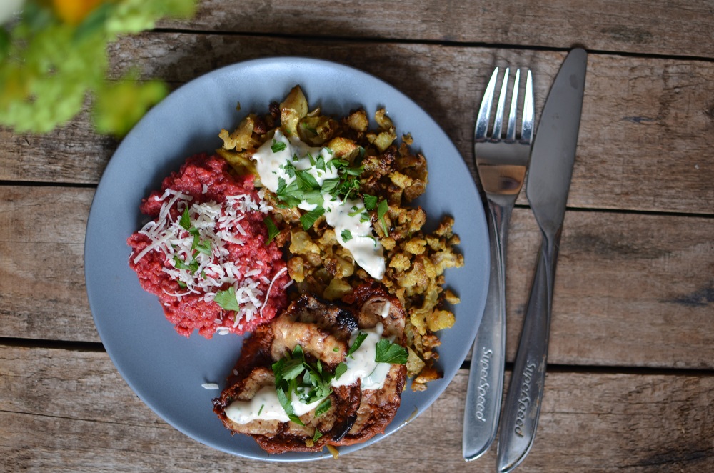 Rote-Bete-Hirsotto mit allerlei leckeren Beilagen. Foto: Maike Klose