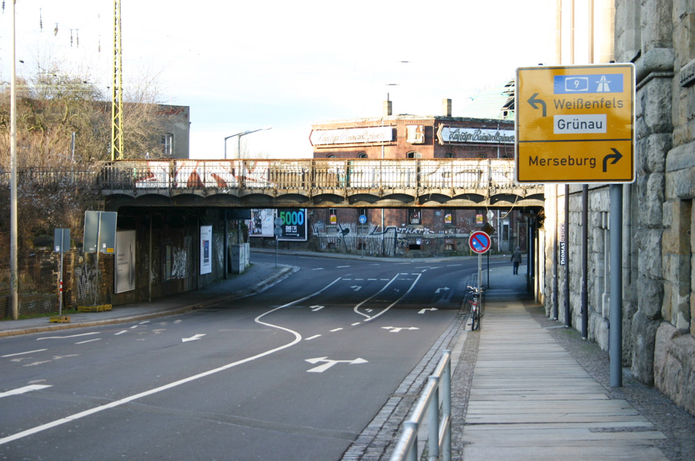 Die Eisenbahnbrücke von der Karl-Heine-Straße aus gesehen. Foto: Ralf Julke