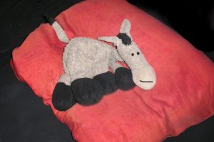 Manche weichen auch lieber ganz aus und holen sich gleich einen Esel ins Bett. Foto: L-IZ.de