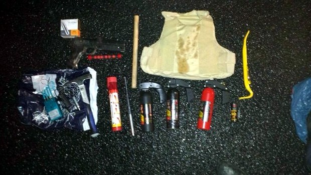 Auch dieses Motiv stammt von der Polizei vor Ort. Ein Foto der aufgefundenen Gegenstände landet bei Legida. Foto: Twitter Legida