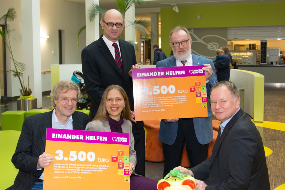 Spendenübergabe; vlnr: Prof. Kiess, Prof. Niederwieser, Kerstin Sommerfeld (Stiftung Kinderklinik Leipzig), Helmut Külpmann, Dirk Thärichen (beide Konsum Leipzig). Foto: Konsum