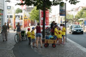 Nicht nur die älteren Leipziger haben so ihre Probleme mit den Fußweglösungen. Foto: Ralf Julke