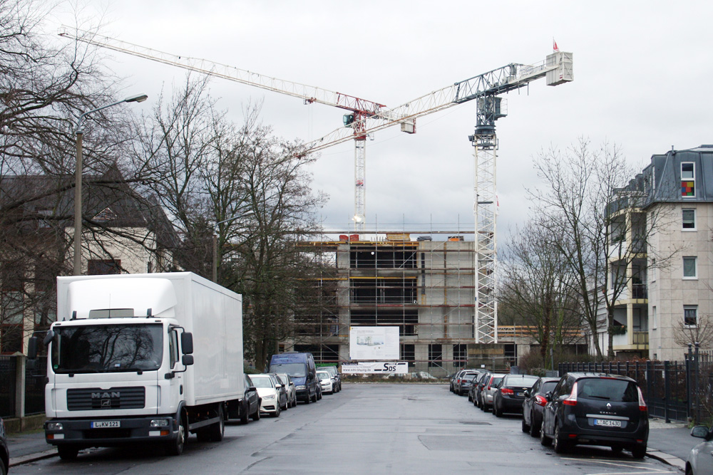Baukräne für das neue Gymnasium im Musikviertel. Foto: Ralf Julke