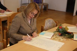 Lang her. Schreiben statt Twittern: Bettina Kudla machte bei der Leipziger Bibel mit. Nun versucht sie es seit 2015 auf Twitter. Foto: Ernst-Ulrich Kneitschel