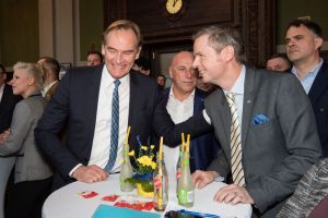 Oberbürgermeister Burkhard Jung und Lok-Präsident Jens Kesseler beim Festakt zum 50-jährigen Jubiläum des 1. FC Lok. Foto: Bernd Scharfe