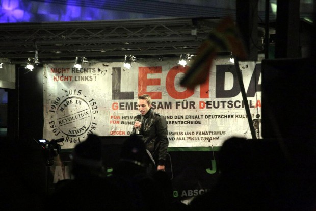 Kevin meint, das Pariser Blut klebt an den Händen von NoLegida. Foto: L-IZ.de