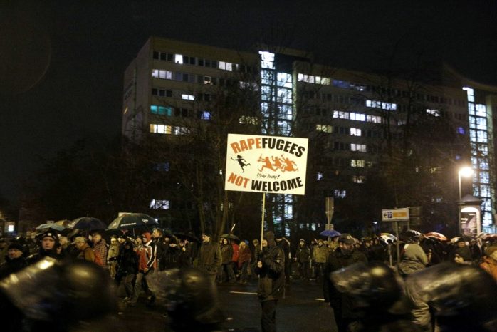 Legida beim Rundgang - mit menschenfeindlichen Schildern. Foto: L-IZ.de