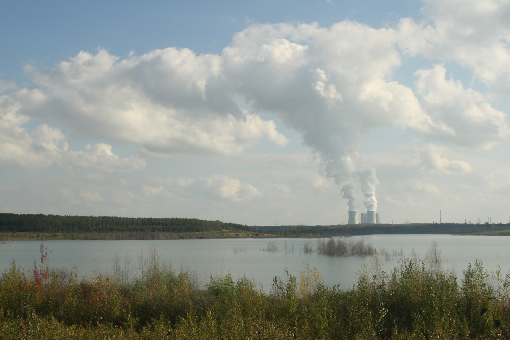 Das Kraftwerk Lippendorf vom Zwenkauer See aus gesehen. Foto: Ralf Julke