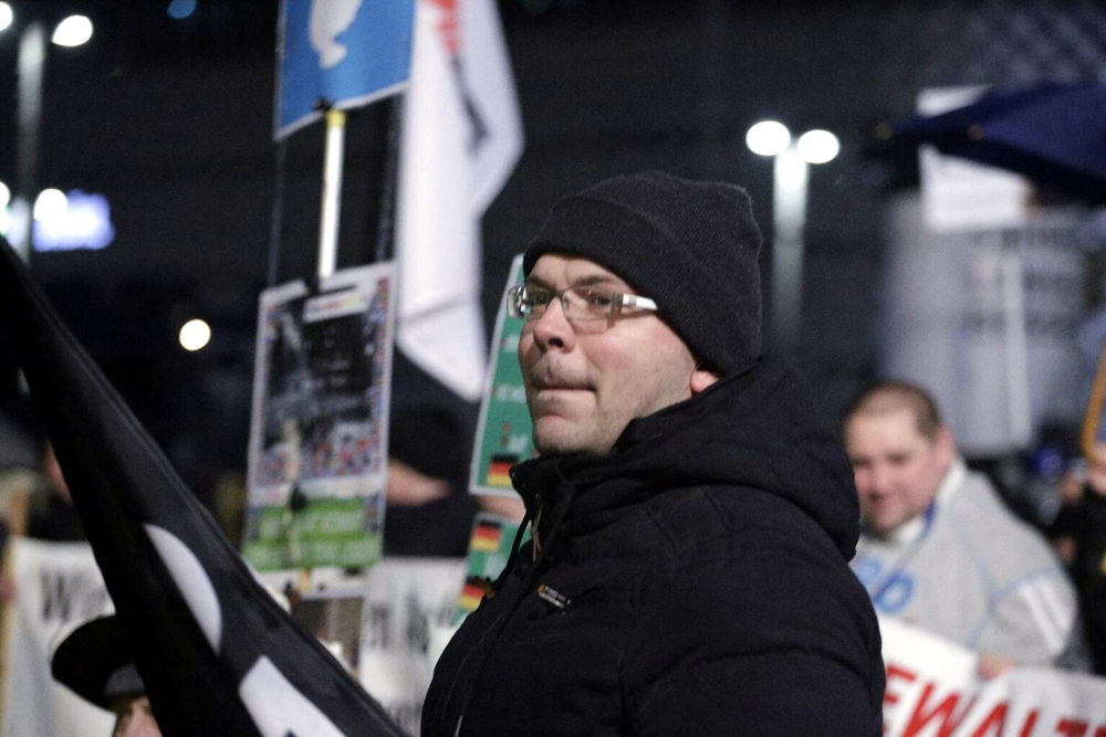Markus Johnke - was weiß er über die organisierte Kriminalität heute von rechts in Connewitz? Die NPD Leipzig feiert diese und NPD-Mitglieder haben bereits an mehreren Legidaveranstaltungen teilgenommen. Foto: L-IZ.de
