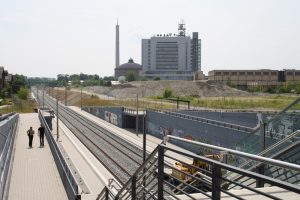 Blick über die S-Bahn-Station "MDR" zum MDR-Hochhaus und der Media City (rechts im Bild). Foto: Ralf Julke