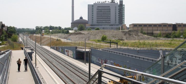 Blick über die S-Bahn-Station "MDR" zum MDR-Hochhaus und der Media City (rechts im Bild). Foto: Ralf Julke