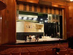 „Bühnenumbau geblitzt!“: Archivfoto von einer Probe zu Richard Wagners „Feen“. Hubpodium und Drehbühne sind in Fahrt. Aus dem Schnürboden fliegt das nächste Bühnenbild ein. Wie diese Maschinerie von unten aussieht, kann man bei einer Opernhaus-Führung besichtigen. Foto: Karsten Pietsch