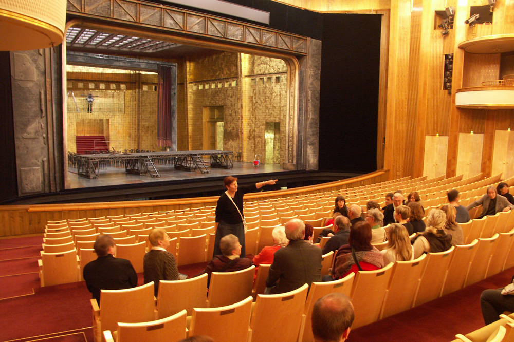 Zuschauer-Blick nach hinten: "Dort sind die Beleuchtungszentrale, wird die Übertitelungsanlage bedient und da wacht die Abendregie!" Foto: Karsten Pietsch