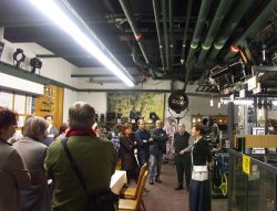 Im Technischen Kabinett sind ausrangierte Scheinwerfer versammelt, hier wird vorgeführt, wie von 1900 bis etwa 1990 Beleuchtung ein- und ausgeschaltet wurde.  Foto: Karsten Pietsch