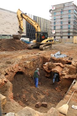 Die Archäologen arbeiten sich auf das Grundstück des ehemaligen "Lotter-Hauses" an der Ecke zum Brühl vor. Foto: Ralf Julke