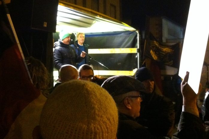 Roland Ulbrich mit einem Schild bei Legida am 12. Januar 2015 an vorderster Front. Foto: L-IZ.de