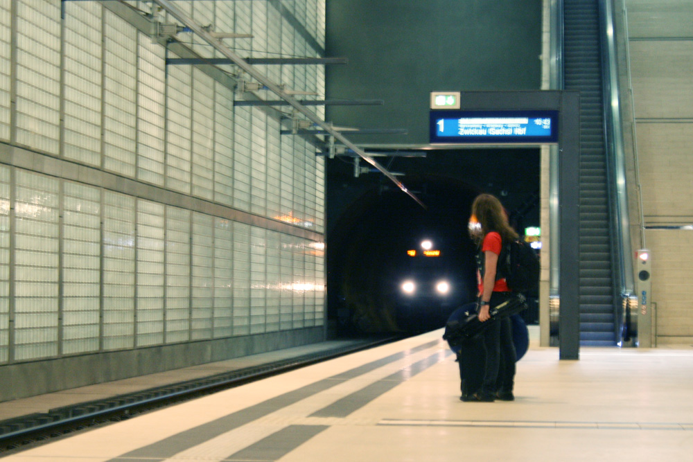 Hoffen, dass der Zug noch kommt. Foto: Ralf Julke
